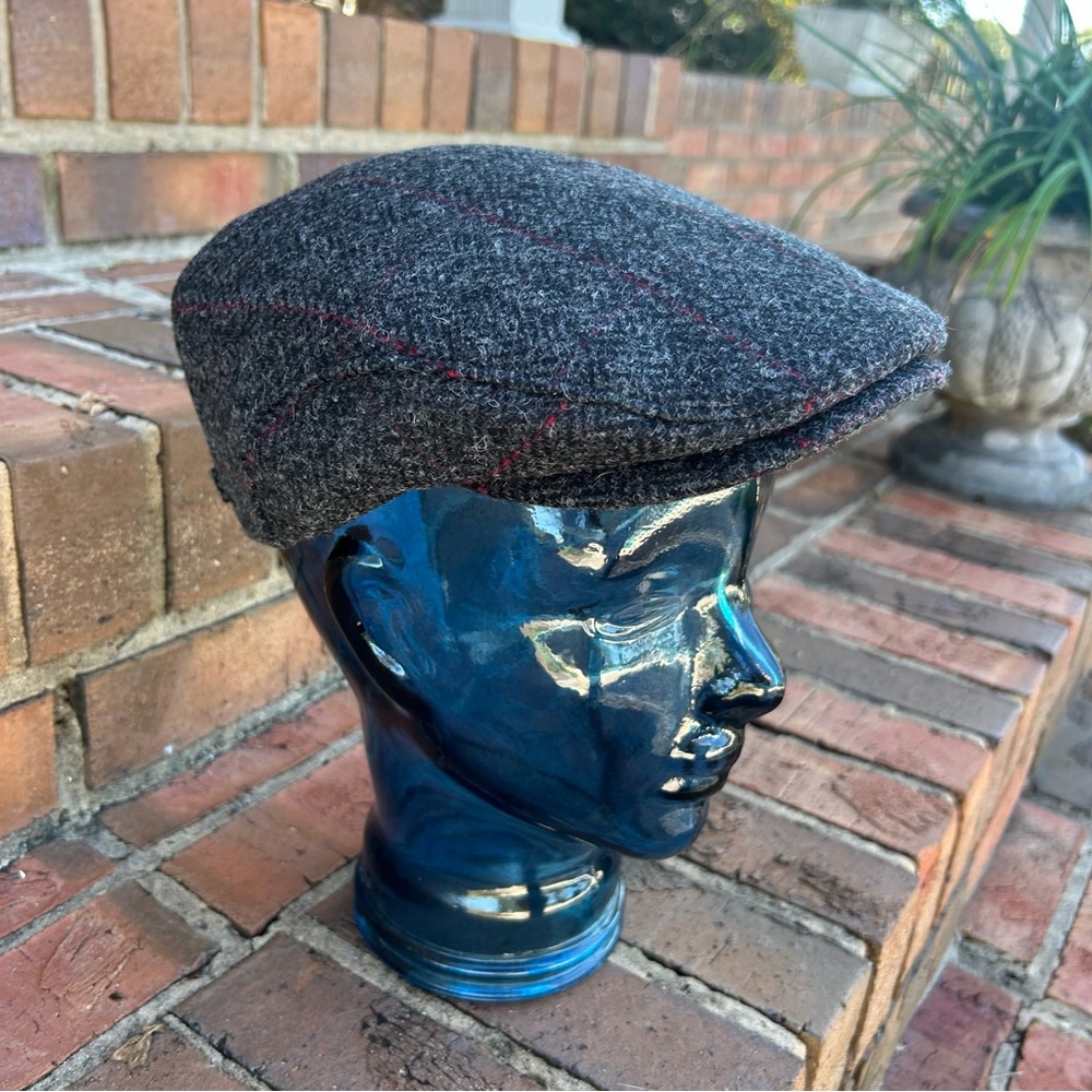 Mucros Weavers Trinity flat cap made from 100% wool with a quilted lining.